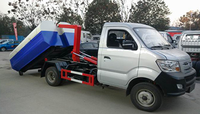 重汽王牌2850軸距國(guó)四鈎臂垃圾車(chē)